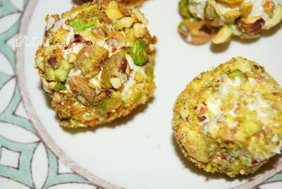 Palline di formaggio, pistacchi e agrumi
