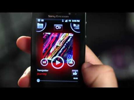 0 Android Gingerbread 2.3.3 per Xperia Play ed Arc, con integrazione Facebook [Video]