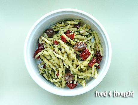 la cucina degli avanzi: insalata di pasta al pesto e pomodorini secchi (e un premio!)