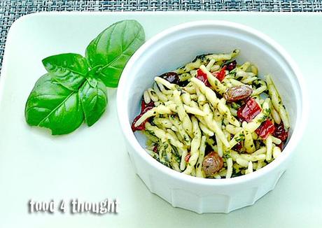 la cucina degli avanzi: insalata di pasta al pesto e pomodorini secchi (e un premio!)