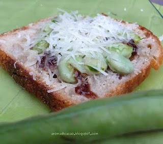 Un Crostone di Fave, Pecorino e marmellata di fichi e uno con broccoli, mozzarella e acciuga su Carasau.