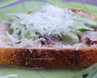 Un Crostone di Fave, Pecorino e marmellata di fichi e uno con broccoli, mozzarella e acciuga su Carasau.