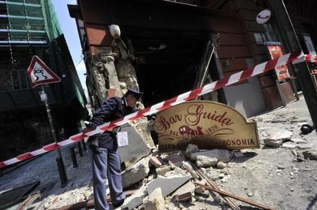 L’ombra del racket dietro l’esplosione del Bar Guida a Napoli ? Il ritorno della paura nel quartiere