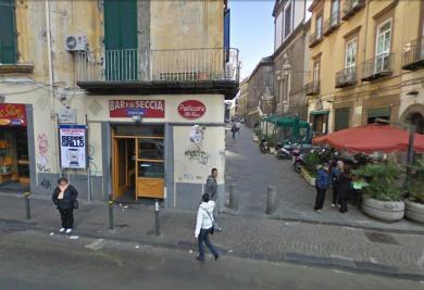 L’ombra del racket dietro l’esplosione del Bar Guida a Napoli ? Il ritorno della paura nel quartiere