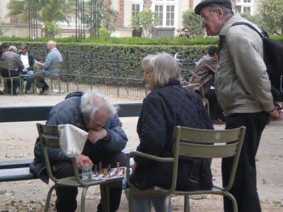 Giocare a scacchi nel parco