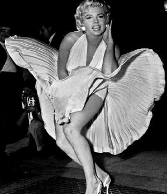 FOTO DEL GIORNO 28 MAGGIO 2011 : L'ABITO DI MARILYN MONROE VA ALL'ASTA