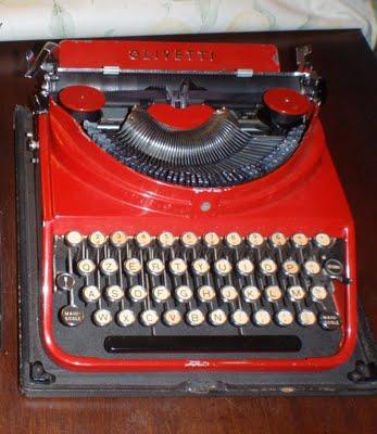 Olivetti ICO la prima macchina da scrivere portatile, chi ne ha già visto una rossa?