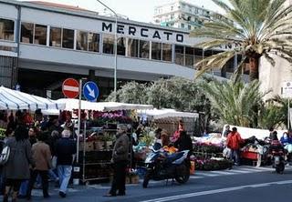 Sanremo: vigile libera madre e figlio lasciati in auto sotto il sole