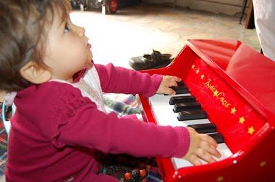 Il talento musicale della pupa e della mamma (come incoraggiare tua figlia quando ti accorgi che è una bimba-prodigio)