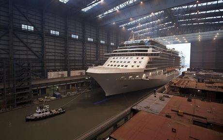 Celebrity Silhouette esce dal cantiere coperto