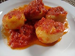 Conchiglioni ripieni di carne al sugo.