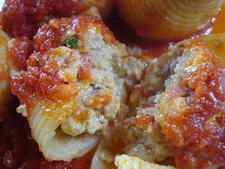 Conchiglioni ripieni di carne al sugo.