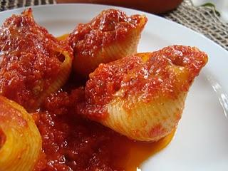 Conchiglioni ripieni di carne al sugo.