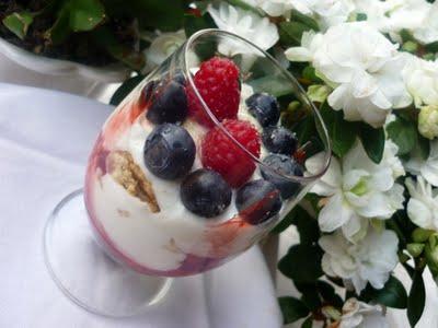 Bicchierino goloso con yogurt greco e frutti di bosco