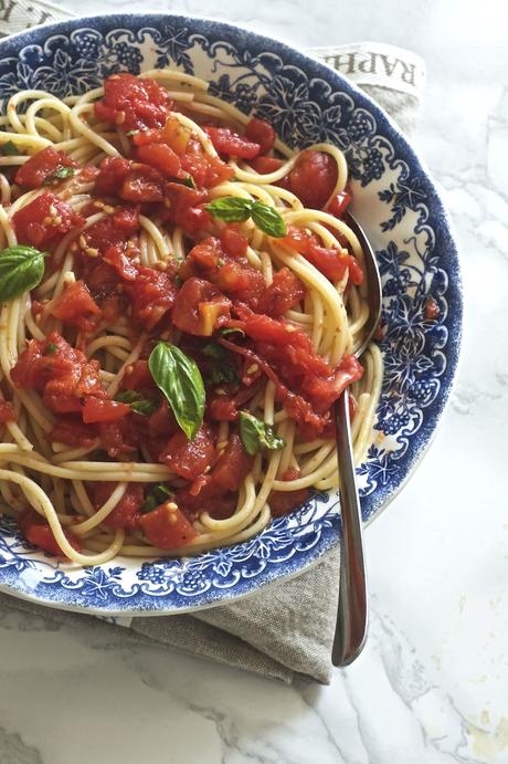 Spaghetti con sugo di pomodori arrostiti Spaghetti con sugo di pomodori arrostiti