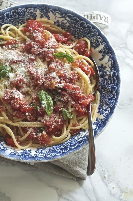 Spaghetti con sugo di pomodori arrostiti Spaghetti con sugo di pomodori arrostiti