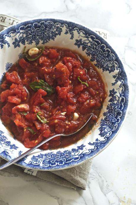 Spaghetti con sugo di pomodori arrostiti Spaghetti con sugo di pomodori arrostiti