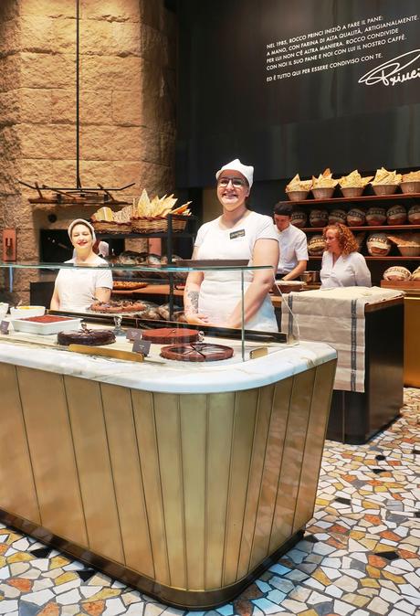 Starbucks ha aperto a Milano: tutto quello che c'è da sapere e tutte le foto (e perché non è il solito Starbucks) Starbucks ha aperto a Milano: tutto quello che c'è da sapere e tutte le foto (e perché non è il solito Starbucks)
