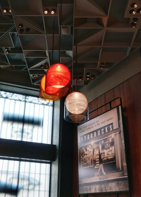 Starbucks ha aperto a Milano: tutto quello che c'è da sapere e tutte le foto (e perché non è il solito Starbucks) Starbucks ha aperto a Milano: tutto quello che c'è da sapere e tutte le foto (e perché non è il solito Starbucks)