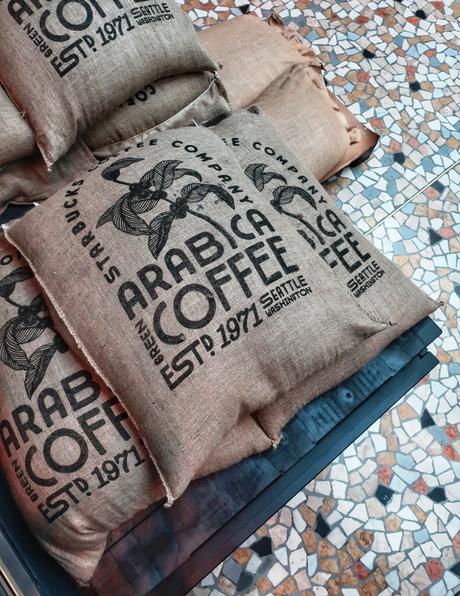 Starbucks ha aperto a Milano: tutto quello che c'è da sapere e tutte le foto (e perché non è il solito Starbucks) Starbucks ha aperto a Milano: tutto quello che c'è da sapere e tutte le foto (e perché non è il solito Starbucks)