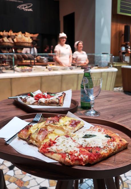 Starbucks ha aperto a Milano: tutto quello che c'è da sapere e tutte le foto (e perché non è il solito Starbucks) Starbucks ha aperto a Milano: tutto quello che c'è da sapere e tutte le foto (e perché non è il solito Starbucks)