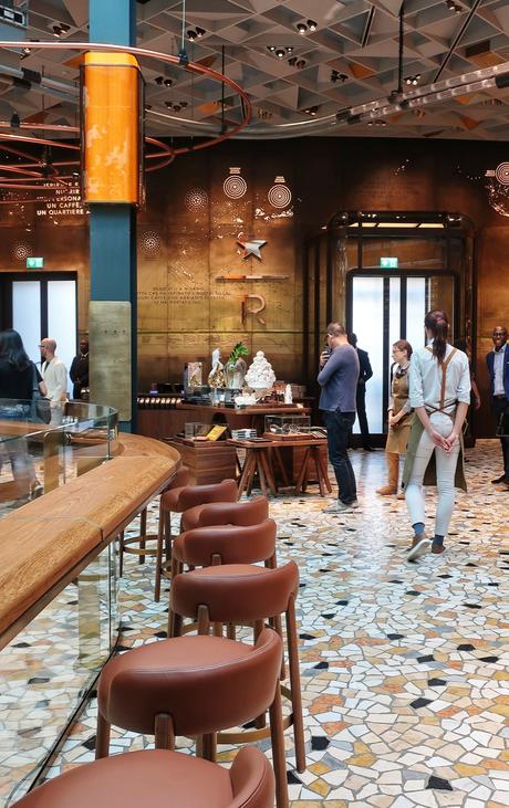 Starbucks ha aperto a Milano: tutto quello che c'è da sapere e tutte le foto (e perché non è il solito Starbucks) Starbucks ha aperto a Milano: tutto quello che c'è da sapere e tutte le foto (e perché non è il solito Starbucks)