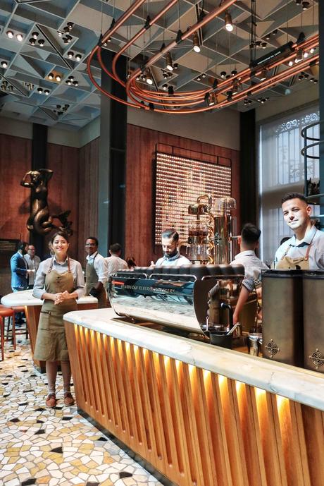 Starbucks ha aperto a Milano: tutto quello che c'è da sapere e tutte le foto (e perché non è il solito Starbucks) Starbucks ha aperto a Milano: tutto quello che c'è da sapere e tutte le foto (e perché non è il solito Starbucks)