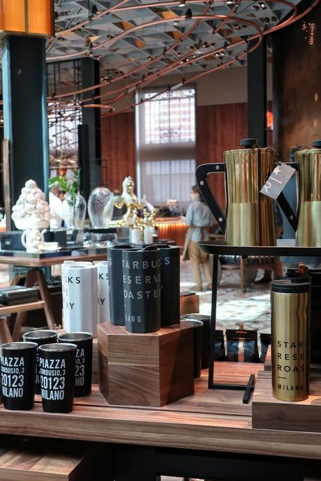 Starbucks ha aperto a Milano: tutto quello che c'è da sapere e tutte le foto (e perché non è il solito Starbucks) Starbucks ha aperto a Milano: tutto quello che c'è da sapere e tutte le foto (e perché non è il solito Starbucks)