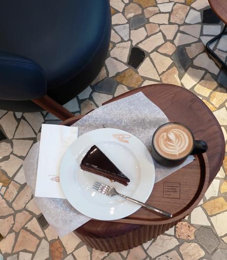 Starbucks ha aperto a Milano: tutto quello che c'è da sapere e tutte le foto (e perché non è il solito Starbucks) Starbucks ha aperto a Milano: tutto quello che c'è da sapere e tutte le foto (e perché non è il solito Starbucks)