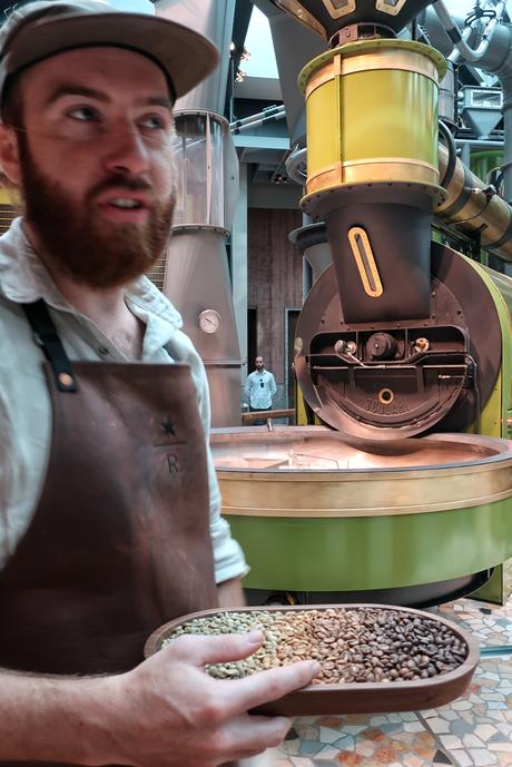 Starbucks ha aperto a Milano: tutto quello che c'è da sapere e tutte le foto (e perché non è il solito Starbucks) Starbucks ha aperto a Milano: tutto quello che c'è da sapere e tutte le foto (e perché non è il solito Starbucks)