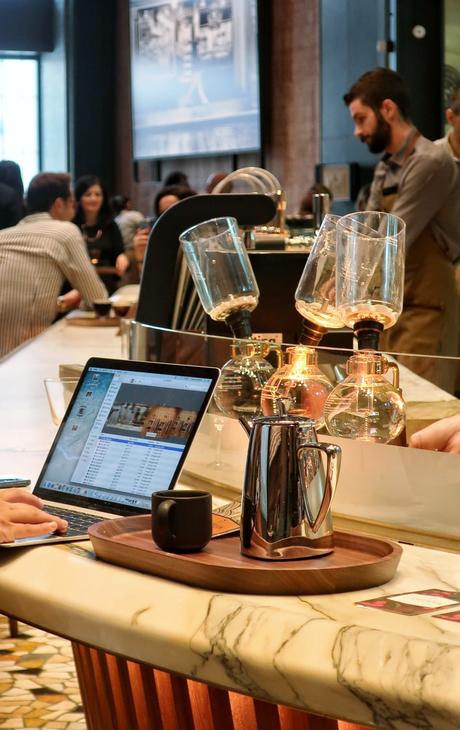 Starbucks ha aperto a Milano: tutto quello che c'è da sapere e tutte le foto (e perché non è il solito Starbucks) Starbucks ha aperto a Milano: tutto quello che c'è da sapere e tutte le foto (e perché non è il solito Starbucks)
