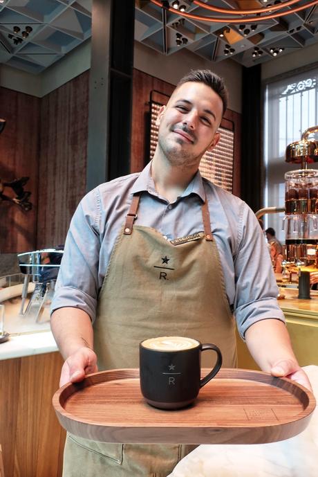 Starbucks ha aperto a Milano: tutto quello che c'è da sapere e tutte le foto (e perché non è il solito Starbucks) Starbucks ha aperto a Milano: tutto quello che c'è da sapere e tutte le foto (e perché non è il solito Starbucks)