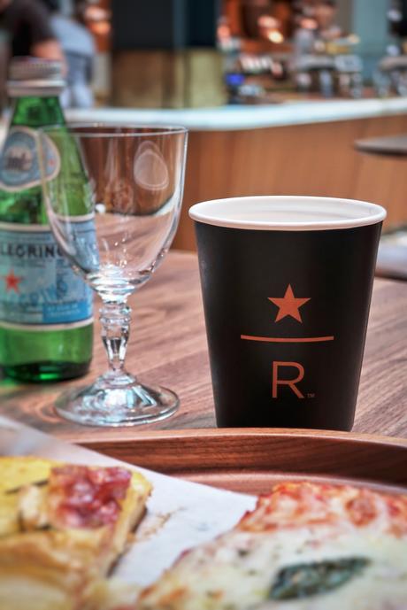 Starbucks ha aperto a Milano: tutto quello che c'è da sapere e tutte le foto (e perché non è il solito Starbucks) Starbucks ha aperto a Milano: tutto quello che c'è da sapere e tutte le foto (e perché non è il solito Starbucks)