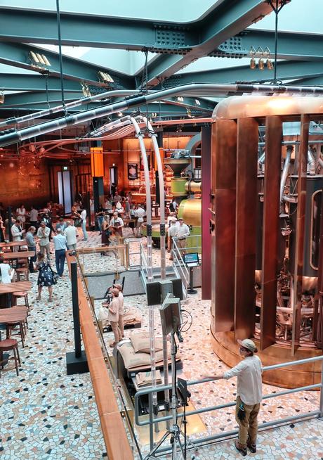 Starbucks ha aperto a Milano: tutto quello che c'è da sapere e tutte le foto (e perché non è il solito Starbucks) Starbucks ha aperto a Milano: tutto quello che c'è da sapere e tutte le foto (e perché non è il solito Starbucks)