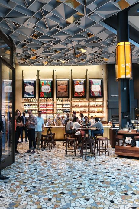 Starbucks ha aperto a Milano: tutto quello che c'è da sapere e tutte le foto (e perché non è il solito Starbucks) Starbucks ha aperto a Milano: tutto quello che c'è da sapere e tutte le foto (e perché non è il solito Starbucks)