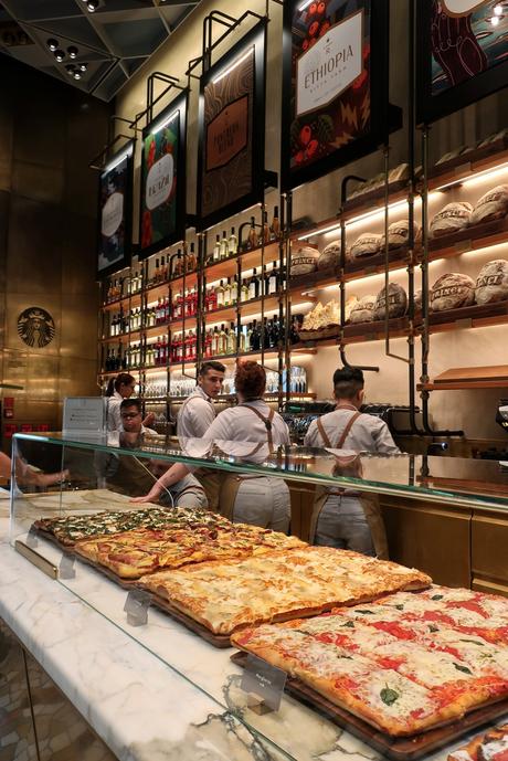 Starbucks ha aperto a Milano: tutto quello che c'è da sapere e tutte le foto (e perché non è il solito Starbucks) Starbucks ha aperto a Milano: tutto quello che c'è da sapere e tutte le foto (e perché non è il solito Starbucks)
