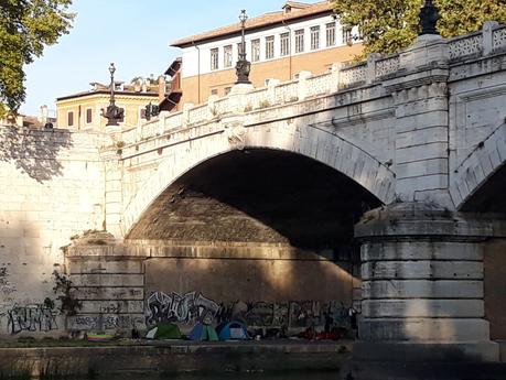 Video. Accampamenti lungo il fiume, gli sbandati si buttano nel Tevere. Pompieri costretti a soccorrerli Video. Accampamenti lungo il fiume, gli sbandati si buttano nel Tevere. Pompieri costretti a soccorrerli