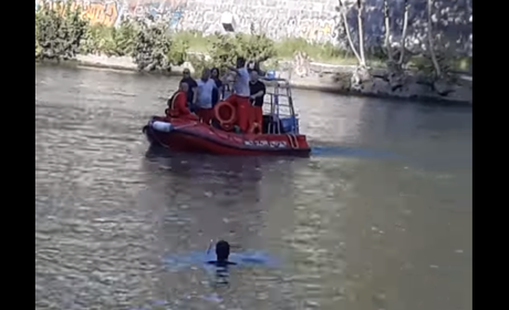 Video. Accampamenti lungo il fiume, gli sbandati si buttano nel Tevere. Pompieri costretti a soccorrerli Video. Accampamenti lungo il fiume, gli sbandati si buttano nel Tevere. Pompieri costretti a soccorrerli