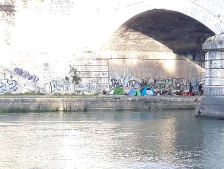 Video. Accampamenti lungo il fiume, gli sbandati si buttano nel Tevere. Pompieri costretti a soccorrerli Video. Accampamenti lungo il fiume, gli sbandati si buttano nel Tevere. Pompieri costretti a soccorrerli