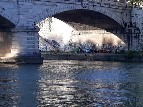 Video. Accampamenti lungo il fiume, gli sbandati si buttano nel Tevere. Pompieri costretti a soccorrerli Video. Accampamenti lungo il fiume, gli sbandati si buttano nel Tevere. Pompieri costretti a soccorrerli