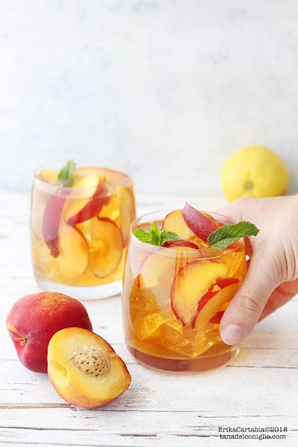Sangria analcolica allo zenzero e limone con pesche Sangria analcolica allo zenzero e limone con pesche