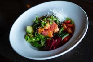 Cosa mangiare per sentirsi ancora in vacanza anche al lavoro Una pokè bowl per sentirsi ancora in vacanza anche al lavoro