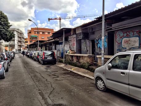 Chi decide di tenere i mercati rionali come bidonville? Il caso di San Giovanni di Dio Chi decide di tenere i mercati rionali come bidonville? Il caso di San Giovanni di Dio