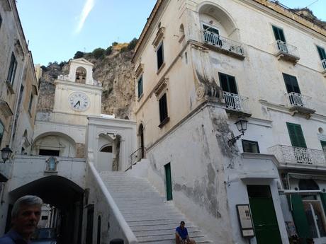 🚘Atrani, idilliaco e piccolo paese incuneato tra ripide scogliere 🚘Atrani, idilliaco e piccolo paese incuneato tra ripide scogliere