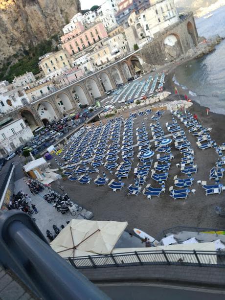 🚘Atrani, idilliaco e piccolo paese incuneato tra ripide scogliere 🚘Atrani, idilliaco e piccolo paese incuneato tra ripide scogliere