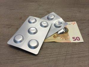 Corruzione e truffa nel settore farmaceutico: coinvolti medici, universitari e aziende farmaci soldi