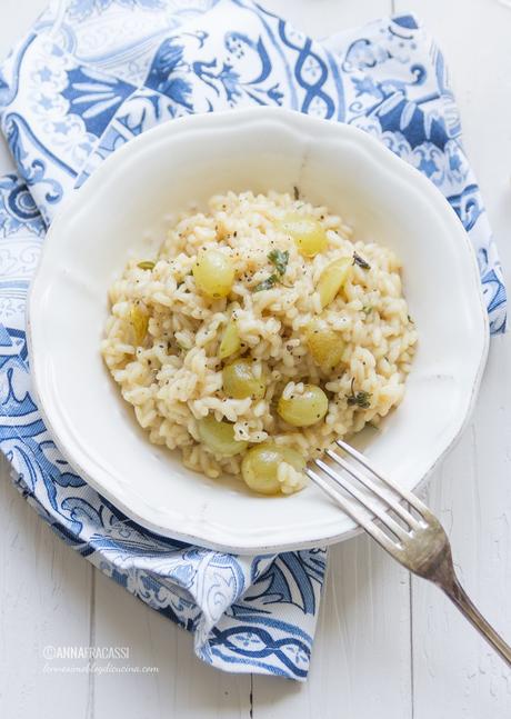Risotto all’uva bianca ed erbe aromatiche Risotto all'uva bianca ed erbe aromatiche
