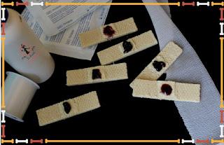 Halloween: cerotti di wafer insanguinati Halloween: cerotti di wafer insanguinati