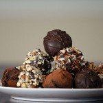 Dolcetti di castagne (Pallottoline, Pallottole alle mandorle, Palline) Dolcetti di castagne -Truffles_with_nuts_and_chocolate_dusting_on_plate