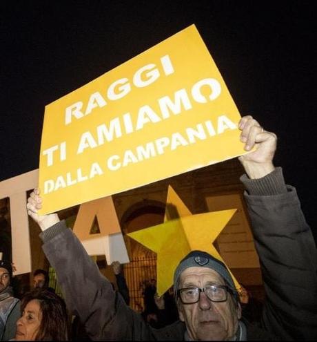 #ATestaAlta - La manifestazione a sostegno della Raggi è un clamoroso flop: i romani le voltano le spalle! #ATestaAlta - La manifestazione a sostegno della Raggi è un clamoroso flop: i romani le voltano le spalle!